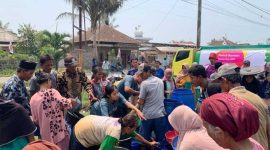 Indosat IOH mengambil langkah proaktif dengan mengirimkan bantuan air bersih kepada masyarakat yang terdampak. (Foto: Istimewa)