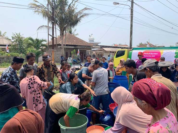 Indosat IOH mengambil langkah proaktif dengan mengirimkan bantuan air bersih kepada masyarakat yang terdampak. (Foto: Istimewa)