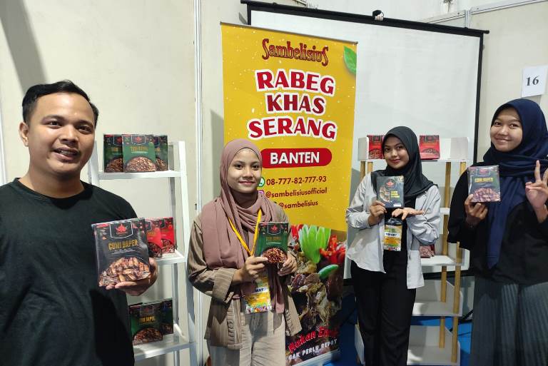 CEO Sambelisius Nanda Awaludin & Tim. ISTIMEWA