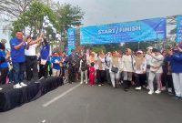 Pj Gubernur Banten Al Muktabar, Pj Sekda Banten Virgojanti, Walikota Serang Syafrudin, Perwakilan BI Banten, dan Ketua Panitia Susi saat mengibarkan bendera Start Banten Fun Walk 2023 - Ekbispar Banten. (Foto: Istimewa)