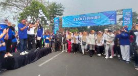 Pj Gubernur Banten Al Muktabar, Pj Sekda Banten Virgojanti, Walikota Serang Syafrudin, Perwakilan BI Banten, dan Ketua Panitia Susi saat mengibarkan bendera Start Banten Fun Walk 2023 - Ekbispar Banten. (Foto: Istimewa)