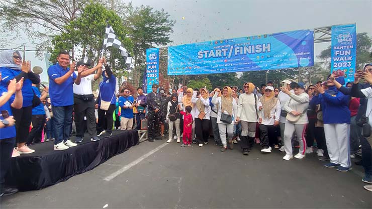Pj Gubernur Banten Al Muktabar, Pj Sekda Banten Virgojanti, Walikota Serang Syafrudin, Perwakilan BI Banten, dan Ketua Panitia Susi saat mengibarkan bendera Start Banten Fun Walk 2023 - Ekbispar Banten. (Foto: Istimewa)