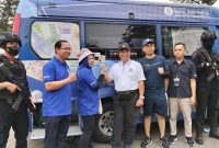 Pj Gubernur Banten Al Muktabar, Pj Sekda Banten Virgojanti bersama Kepala Tim Kantor Perwakilan Bank Indonesia (KPw BI) Provinsi Banten Dedi Junaedi, dan Tim BI Hendro saat foto bersama di Mobil Kas Keliling BI Banten. (Foto: Isitmewa)
