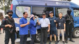 Pj Gubernur Banten Al Muktabar, Pj Sekda Banten Virgojanti bersama Kepala Tim Kantor Perwakilan Bank Indonesia (KPw BI) Provinsi Banten Dedi Junaedi, dan Tim BI Hendro saat foto bersama di Mobil Kas Keliling BI Banten. (Foto: Isitmewa)
