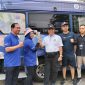 Pj Gubernur Banten Al Muktabar, Pj Sekda Banten Virgojanti bersama Kepala Tim Kantor Perwakilan Bank Indonesia (KPw BI) Provinsi Banten Dedi Junaedi, dan Tim BI Hendro saat foto bersama di Mobil Kas Keliling BI Banten. (Foto: Isitmewa)
