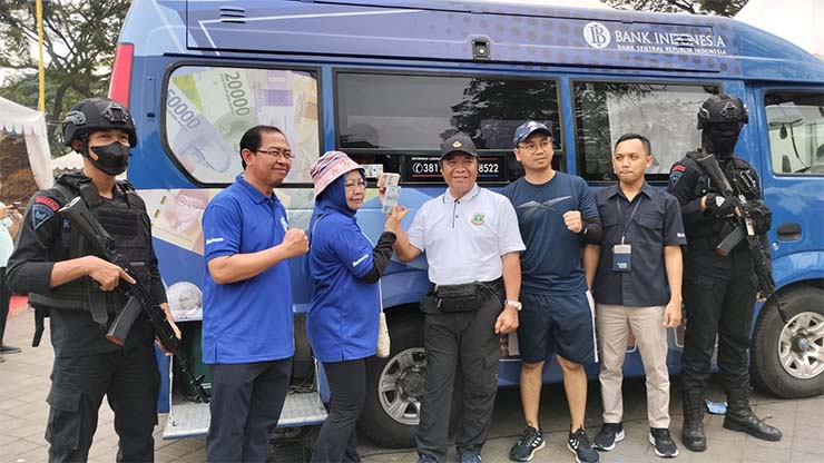 Pj Gubernur Banten Al Muktabar, Pj Sekda Banten Virgojanti bersama Kepala Tim Kantor Perwakilan Bank Indonesia (KPw BI) Provinsi Banten Dedi Junaedi, dan Tim BI Hendro saat foto bersama di Mobil Kas Keliling BI Banten. (Foto: Isitmewa)