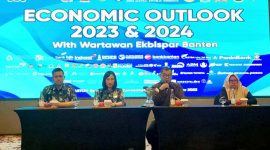 General Manager Doddy Faturahman, dan Tim Staff bersama Ketua Pokja Ekbispar Banten Susi Kurniawati. Saat membuka kegiatan Economy Oulook 2023, di Hotel Aston Serang Convention. (Foto: Istimewa)