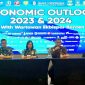 General Manager Doddy Faturahman, dan Tim Staff bersama Ketua Pokja Ekbispar Banten Susi Kurniawati. Saat membuka kegiatan Economy Oulook 2023, di Hotel Aston Serang Convention. (Foto: Istimewa)