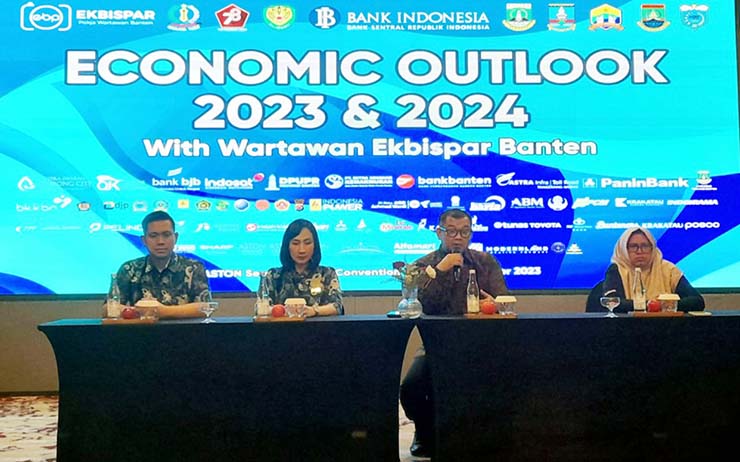 General Manager Doddy Faturahman, dan Tim Staff bersama Ketua Pokja Ekbispar Banten Susi Kurniawati. Saat membuka kegiatan Economy Oulook 2023, di Hotel Aston Serang Convention. (Foto: Istimewa)