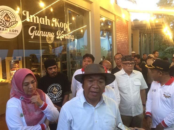 PJ Gubernur Banten Al Muktabar saat di Wawancarai media seusai meLaunching Imah Kopi, gunung Karang, Kabupaten Pandeglang. (Foto: Bantenesia)