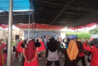 Antusias Masyarakat dalam Kegiatan Senam Sehat, di acara Pasar Lingkungan BI Banten. (Foto: Istimewa)