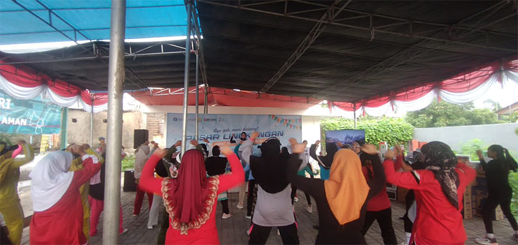 Antusias Masyarakat dalam Kegiatan Senam Sehat, di acara Pasar Lingkungan BI Banten. (Foto: Istimewa)