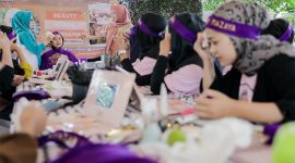 Sukarelawan Srikandi Ganjar Banten, Manfaatkan Skill Merias. (Foto: Istimewa)