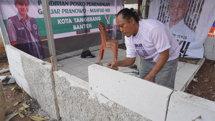 Kominitas Ojek Online (Kajol), saat mendirikan Posko Dukungan Ganjar-Mahfud MD. (Foto: Istimewa)