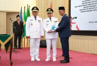 Pelantikan PJ Walikota Serang Yedi Rahmat (Tengah), didampingi Syafrudin mantan Walikota Serang (Kanan) dan PJ Gubernur Banten Al Muktabar (Kiri). (Foto: Istimewa)