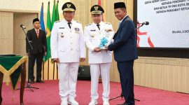 Pelantikan PJ Walikota Serang Yedi Rahmat (Tengah), didampingi Syafrudin mantan Walikota Serang (Kanan) dan PJ Gubernur Banten Al Muktabar (Kiri). (Foto: Istimewa)