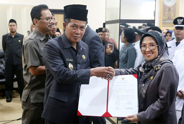 Walikota Serang Syafrudin, melantik perempuan pertama sebagai Pimpinan OPD, Ina Linawati S.E, A.K, MM sebagai Kepala Bappeda. (Foto: Istimewa)