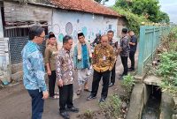 Pj Walikota Sertang Yedi rahmat, bersama Pimpinan Pondok Pesantren KH Mahmudi dan Asda II Yudi Suryadi juga Staf Ahli Walikota Muhammad Ibra Gholibi, meninjauan titik Banjir di jalur Pondok Pesantren Al Mubarok Serang. (Foto: Humas Pemkot Serang)