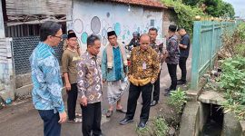 Pj Walikota Sertang Yedi rahmat, bersama Pimpinan Pondok Pesantren KH Mahmudi dan Asda II Yudi Suryadi juga Staf Ahli Walikota Muhammad Ibra Gholibi, meninjauan titik Banjir di jalur Pondok Pesantren Al Mubarok Serang. (Foto: Humas Pemkot Serang)