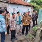 Pj Walikota Sertang Yedi rahmat, bersama Pimpinan Pondok Pesantren KH Mahmudi dan Asda II Yudi Suryadi juga Staf Ahli Walikota Muhammad Ibra Gholibi, meninjauan titik Banjir di jalur Pondok Pesantren Al Mubarok Serang. (Foto: Humas Pemkot Serang)