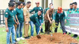 Penanaman Bibit Pohon sebagai Simbolis dalam Menyemaraki Hari Tanam Pohon Sedunia, oleh Ketua Paguyuban LMDH Kabupaten Lebak Haji Wawan bersama DLHK dan KPH Banten. (Foto: Etot Prker - Bantenesia)