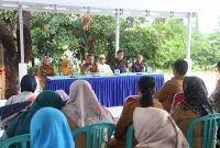Pj Walikota Serang Yedi Rahmat, saat giat pemberian bantuan kepada anak terindikasi stunting dan gizi buruk diwilayah Kecamatan Curug, Kota Serang. (Foto: Humas Pemkot Serang)