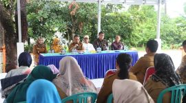 Pj Walikota Serang Yedi Rahmat, saat giat pemberian bantuan kepada anak terindikasi stunting dan gizi buruk diwilayah Kecamatan Curug, Kota Serang. (Foto: Humas Pemkot Serang)