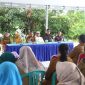 Pj Walikota Serang Yedi Rahmat, saat giat pemberian bantuan kepada anak terindikasi stunting dan gizi buruk diwilayah Kecamatan Curug, Kota Serang. (Foto: Humas Pemkot Serang)