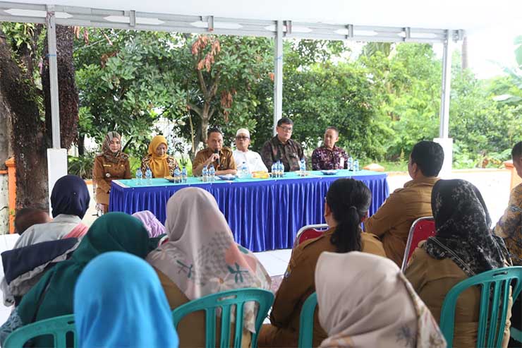 Pj Walikota Serang Yedi Rahmat, saat giat pemberian bantuan kepada anak terindikasi stunting dan gizi buruk diwilayah Kecamatan Curug, Kota Serang. (Foto: Humas Pemkot Serang)