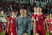 Pelatih Shin Tae-Yong bersama para pemain Timnas Indonesia. (Foto: NET)