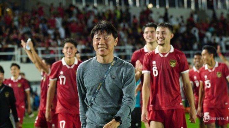 Pelatih Shin Tae-Yong bersama para pemain Timnas Indonesia. (Foto: NET)