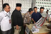 Peninjauan Pj Walikota Serang Yedi Rahmat didampingi Ketua KPU Kota Serang Ade Jahran, ke gudang logistik KPU Kota Serang. (Foto: Humas Pemkot Serang)