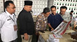 Peninjauan Pj Walikota Serang Yedi Rahmat didampingi Ketua KPU Kota Serang Ade Jahran, ke gudang logistik KPU Kota Serang. (Foto: Humas Pemkot Serang)