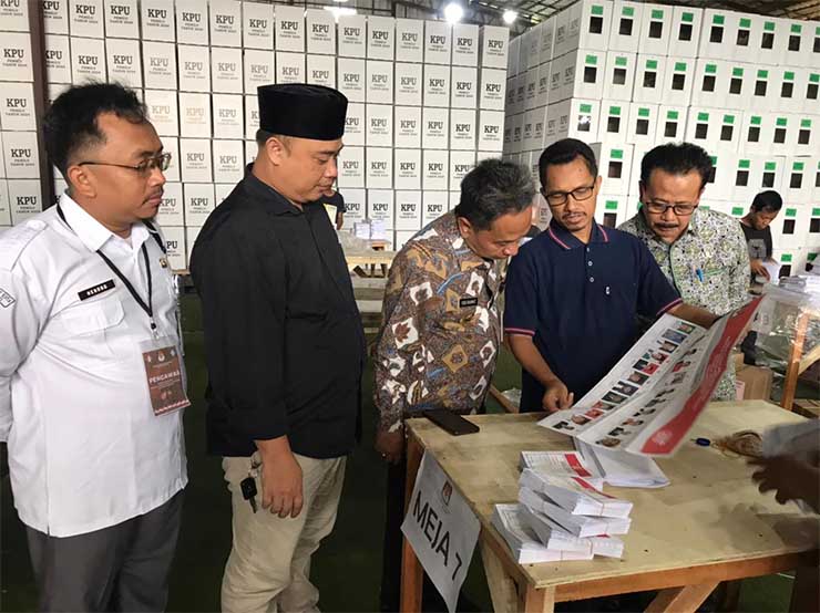 Peninjauan Pj Walikota Serang Yedi Rahmat didampingi Ketua KPU Kota Serang Ade Jahran, ke gudang logistik KPU Kota Serang. (Foto: Humas Pemkot Serang)