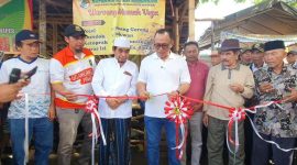 Wali Kota Cilegon, Helldy Agustian, saat meresmikan Pasar Tradisional Kelurahan Randakari, Kecamatan Ciwandan, Minggu (21/1/2024). ISTIMEWA