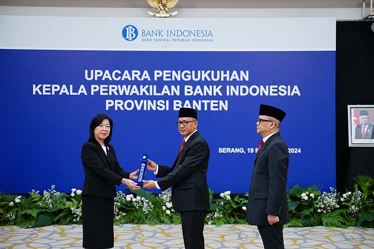 Pengukuhan Kepala KPw BI Provinsi Banten Ameriza M. Moesa oleh Deputi Gubernur Bank Indonesia, Filianingsih Hendarta, menggantikan Imaduddin Sahabat. (Foto: BI Banten)