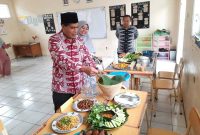 Kepala Sekolah SMAN 1 Ciomas, Edi Kocowahono saat mengunjungi pameran makanan tradisional daerah Ciomas, Pabuaran, Padarincang  (Red: Kabupaten Serang). (Foto: Istimewa)