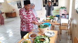 Kepala Sekolah SMAN 1 Ciomas, Edi Kocowahono saat mengunjungi pameran makanan tradisional daerah Ciomas, Pabuaran, Padarincang  (Red: Kabupaten Serang). (Foto: Istimewa)