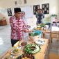 Kepala Sekolah SMAN 1 Ciomas, Edi Kocowahono saat mengunjungi pameran makanan tradisional daerah Ciomas, Pabuaran, Padarincang  (Red: Kabupaten Serang). (Foto: Istimewa)