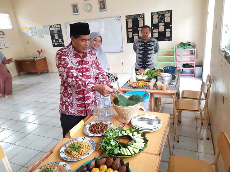 Kepala Sekolah SMAN 1 Ciomas, Edi Kocowahono saat mengunjungi pameran makanan tradisional daerah Ciomas, Pabuaran, Padarincang  (Red: Kabupaten Serang). (Foto: Istimewa)
