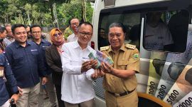 Kepala KPw BI Banten menemani Pj Gubernur Banten menukar Uang Rupiah baru saat Kick Off SERAMBI 2024. (Foto: Bantenesia)