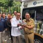 Kepala KPw BI Banten menemani Pj Gubernur Banten menukar Uang Rupiah baru saat Kick Off SERAMBI 2024. (Foto: Bantenesia)