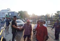 Bambang Janoko, Calon Walikota Serang, saat menyalami masyarakat Kota Serang seusai berbagi Takjil Gratis. (Foto: Istimewa)