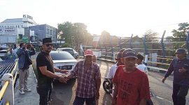Bambang Janoko, Calon Walikota Serang, saat menyalami masyarakat Kota Serang seusai berbagi Takjil Gratis. (Foto: Istimewa)