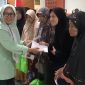 Ketua Pokja Wartawan Ekbispar Provinsi Banten, Susi Kurniawati saat Moment Berbagi Kebaikan Ramadan. (Foto: Istimewa) 
