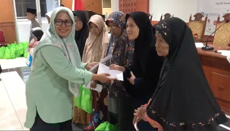 Ketua Pokja Wartawan Ekbispar Provinsi Banten, Susi Kurniawati saat Moment Berbagi Kebaikan Ramadan. (Foto: Istimewa) 