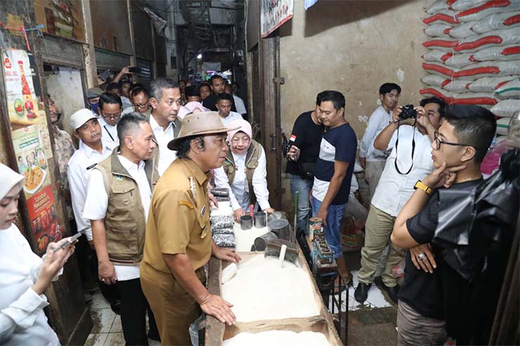Pj Gubernur Banten bersama Pj Walikota Serang, sidak ke Pasar Rau. (Foto: Humas Pemkot Serang)