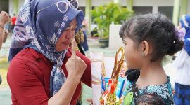 Kepala Sekolah SDN 02 Serang, Salmi, S.Pd., M.Pd memberikan Selamat kepada Syifa usai meraih Juari 1 Lomba Menyanyi Solo di FLS2N tingkat Kota Serang. (Foto: Syifa Team)