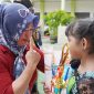 Kepala Sekolah SDN 02 Serang, Salmi, S.Pd., M.Pd memberikan Selamat kepada Syifa usai meraih Juari 1 Lomba Menyanyi Solo di FLS2N tingkat Kota Serang. (Foto: Syifa Team)
