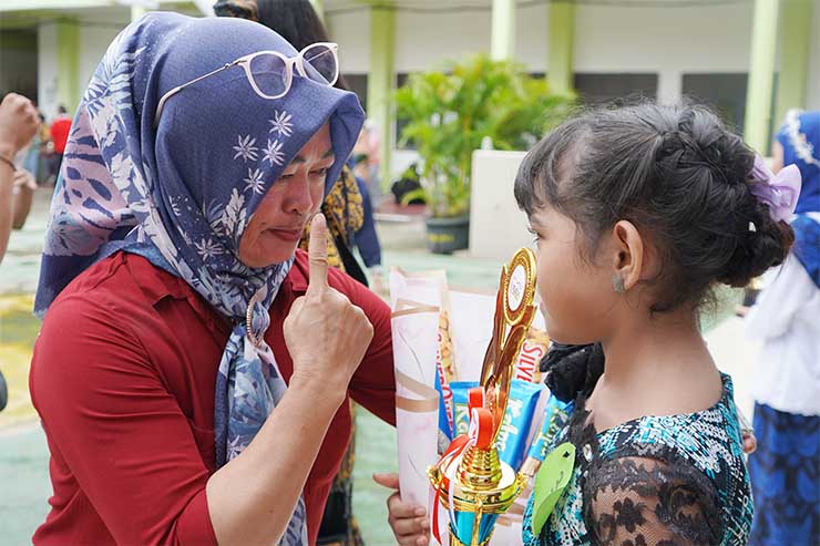 Kepala Sekolah SDN 02 Serang, Salmi, S.Pd., M.Pd memberikan Selamat kepada Syifa usai meraih Juari 1 Lomba Menyanyi Solo di FLS2N tingkat Kota Serang. (Foto: Syifa Team)